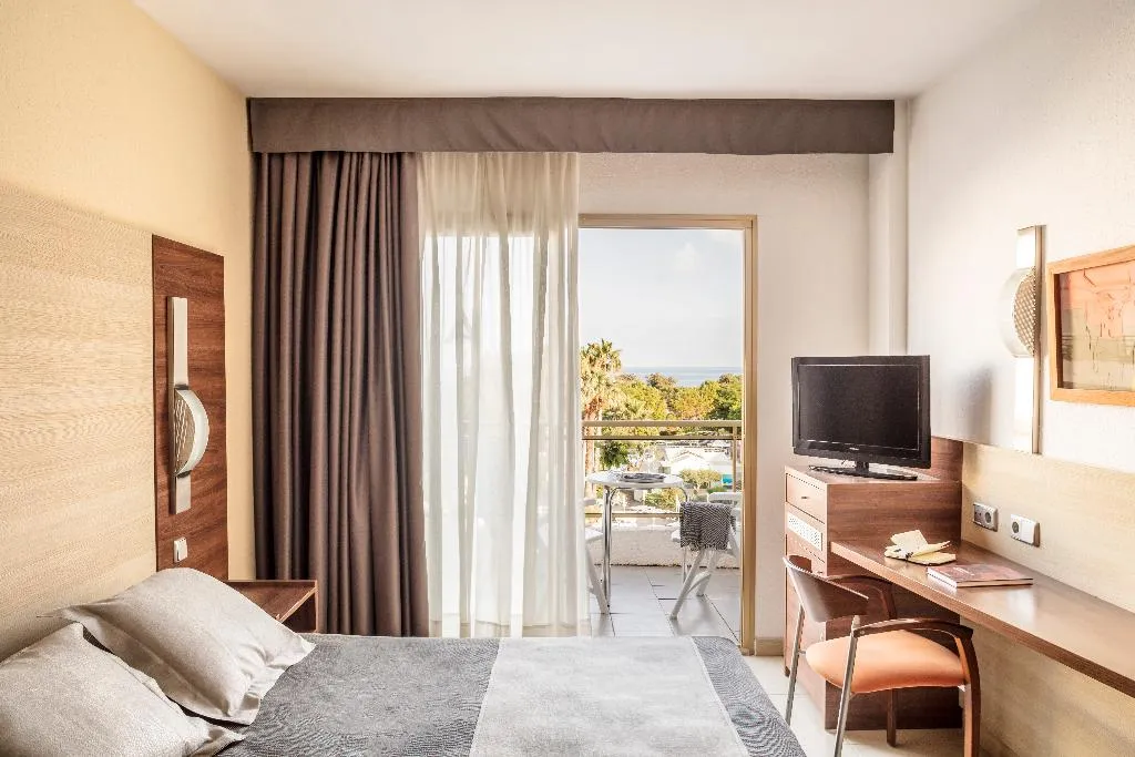QUADRUPLE PREMIUM Room, Aquamarina & SPA, Costa Brava