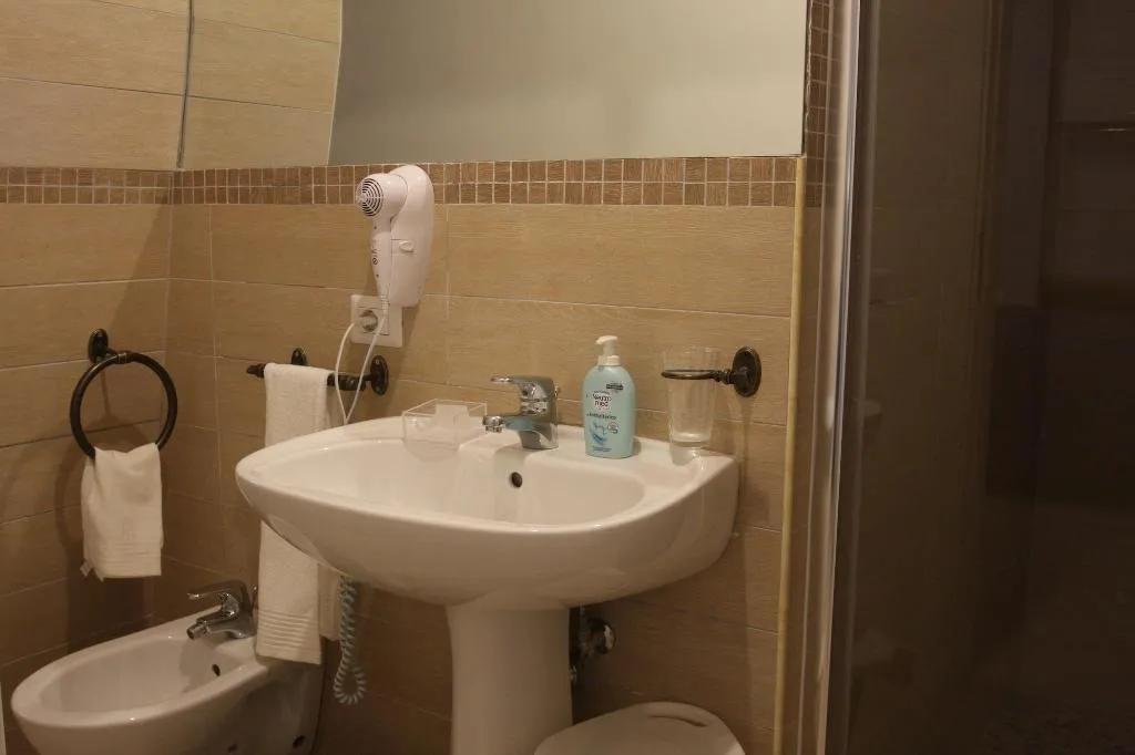 Room, Base Napoli B&B, Naples