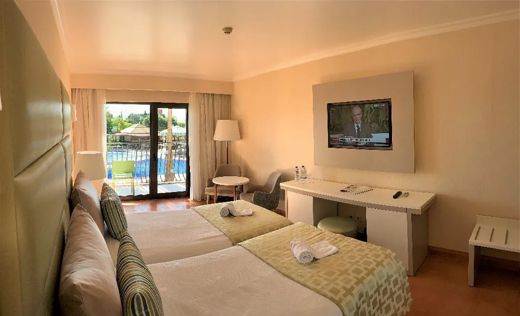 TWIN DELUXE POOL VIEW Room, Hotel Baia Grande, Algarve