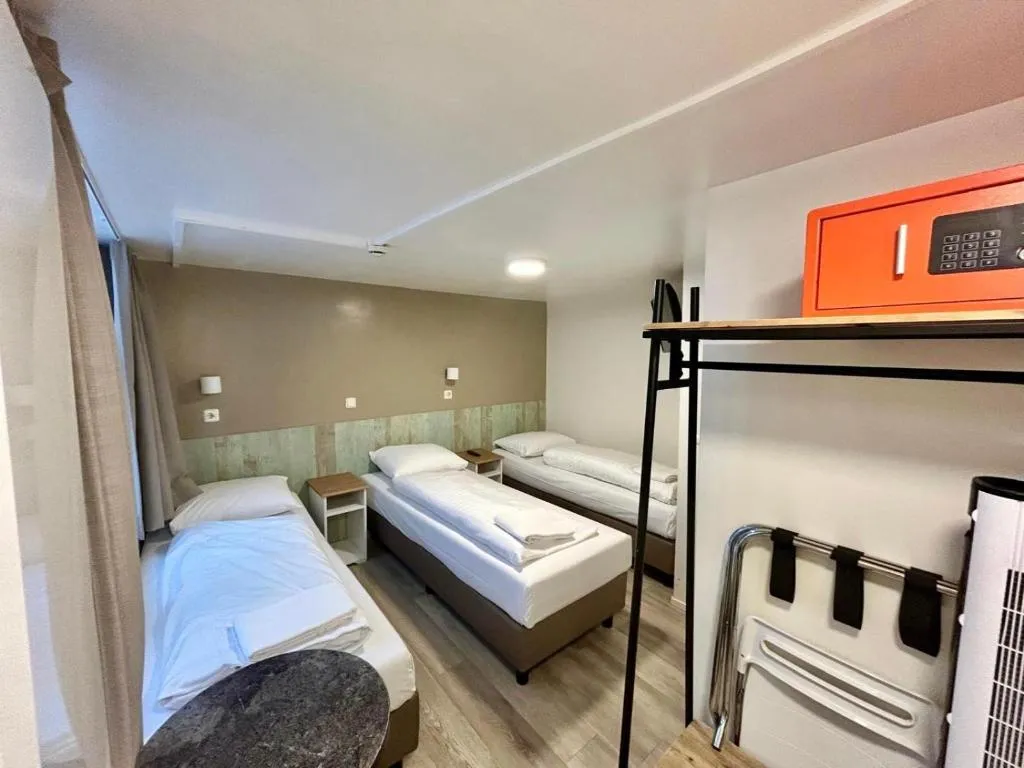 General view, Damrak-Inn, Amsterdam