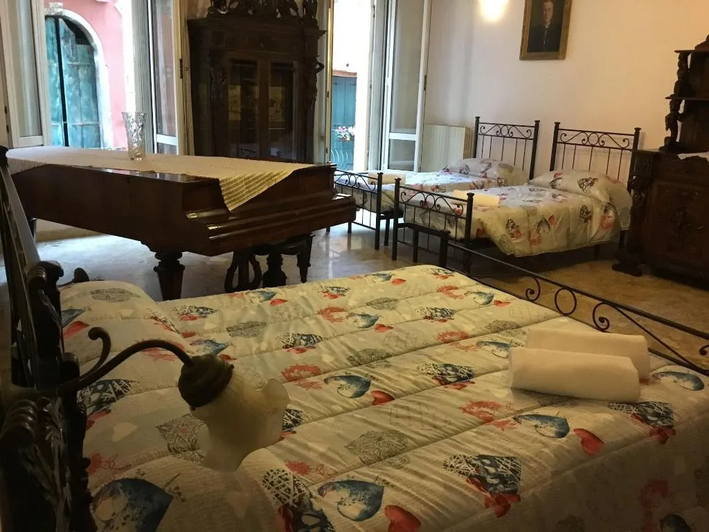 Room, Venice Sun Apartment And Rooms, Venice