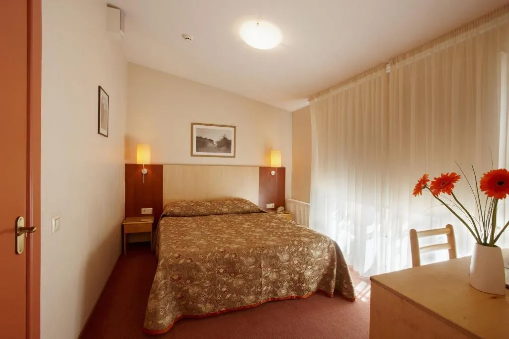 Room, Edvards, Riga
