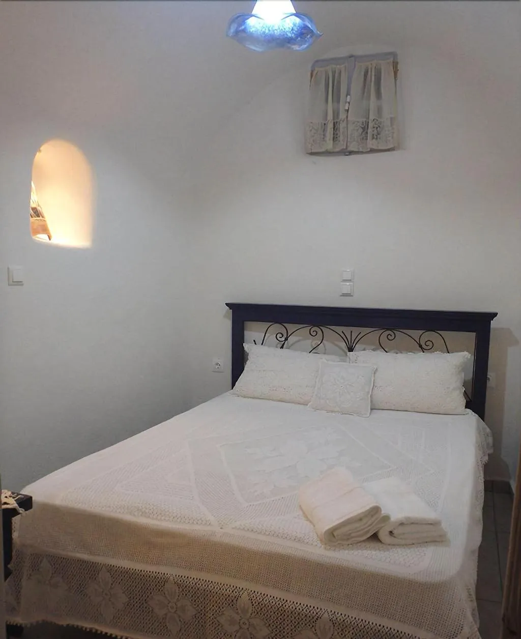 Room, Emmantina Houses, Santorini