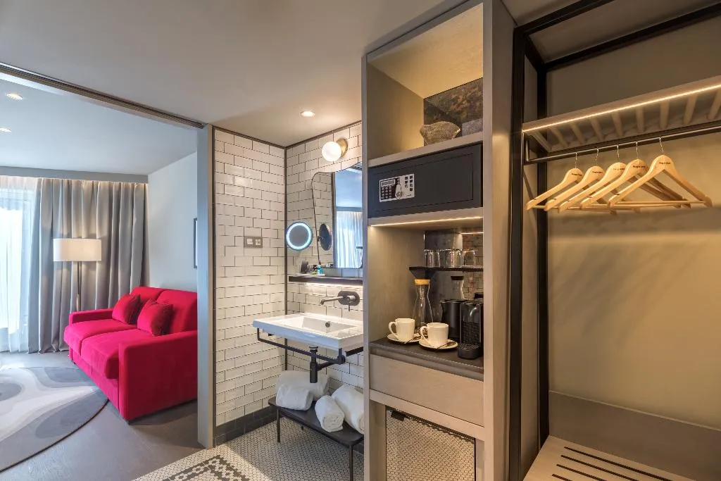 SINGLE STANDARD Room, Canopy by Hilton Madrid Castellana, Madrid