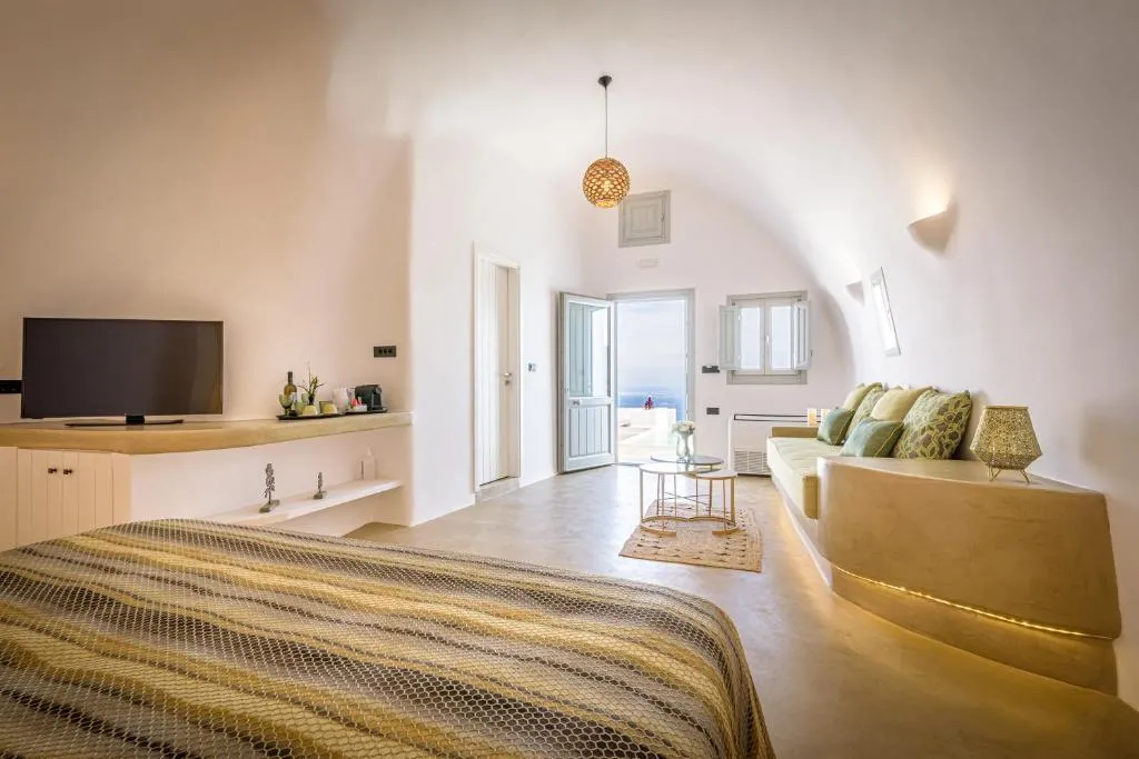 SUITE SUPERIOR WITH PRIVATE POOL Room, Siete Mares Luxury Suites, Santorini