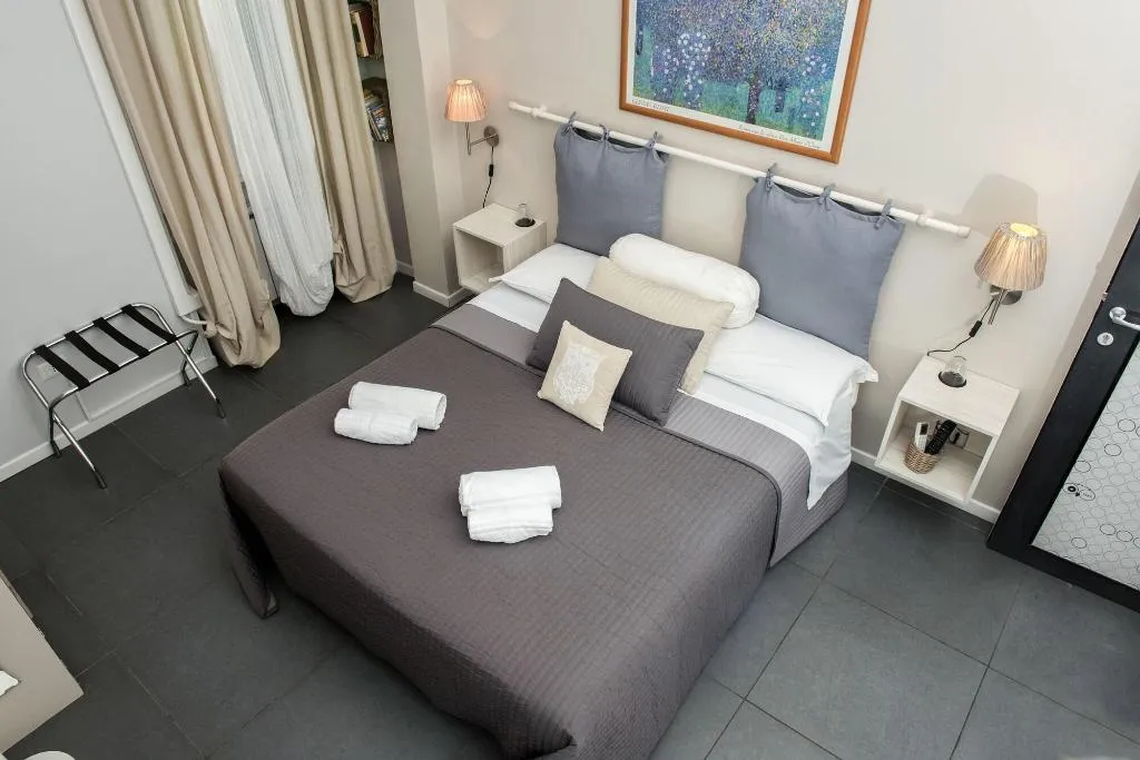 Room, Bed & Breakfast Le due civette, Naples