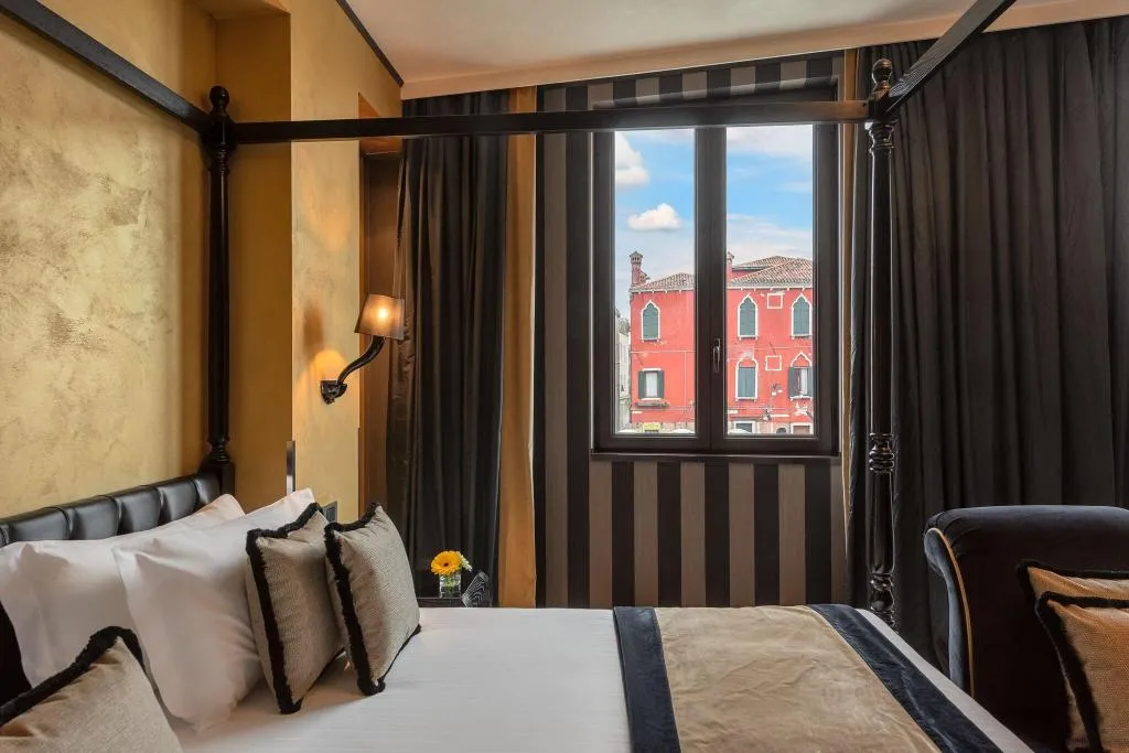 JUNIOR SUITE STANDARD Room, Carnival Palace, Venice