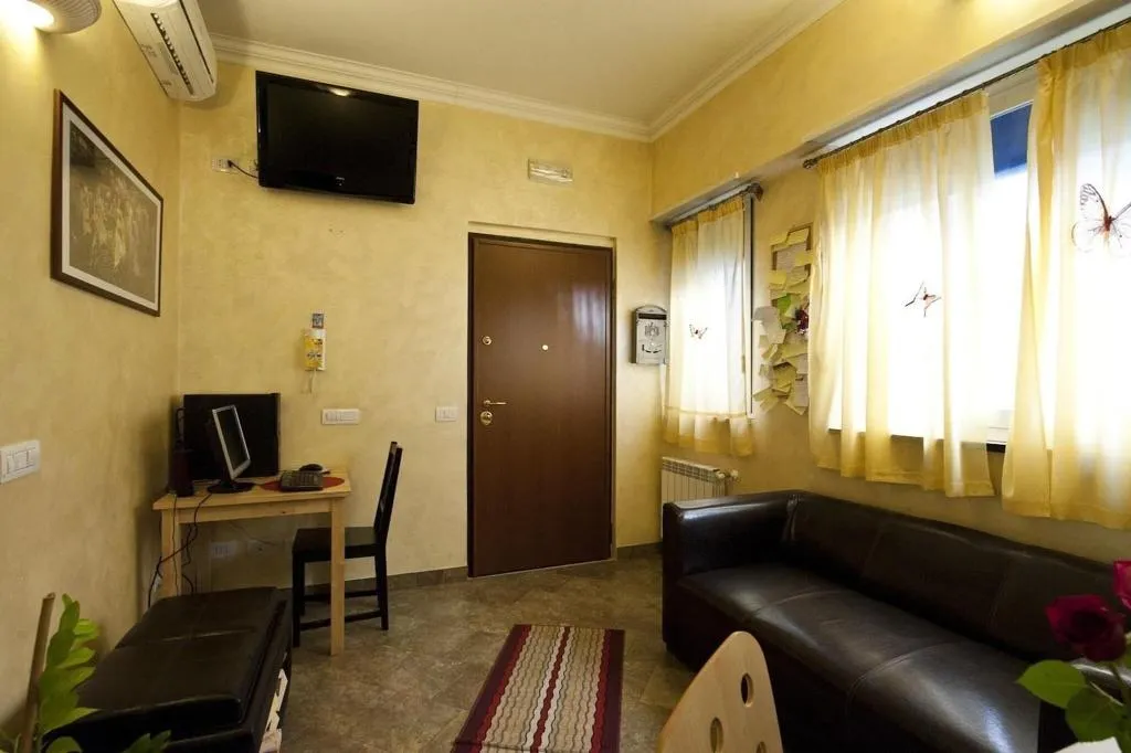 Lobby, La Porta, Rome