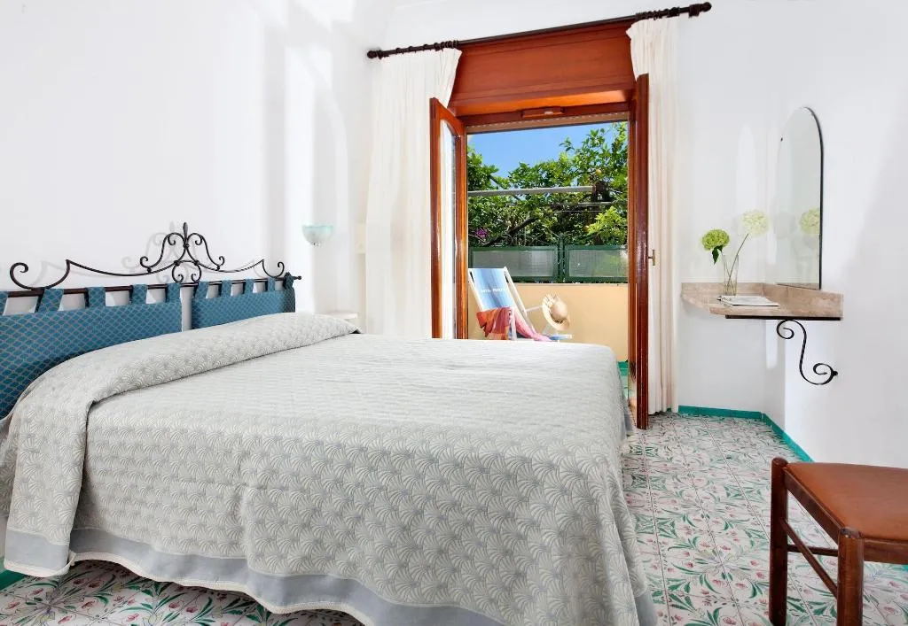 Room, Pupetto, Naples