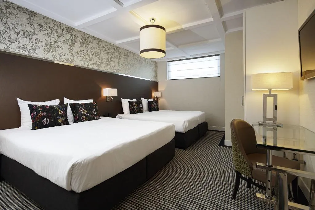 QUADRUPLE basement Room, Boutique Hotel Notting Hill, Amsterdam