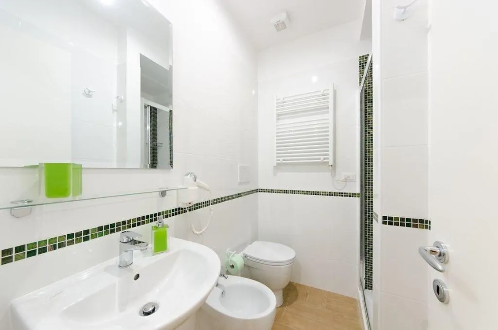 Room, Gemme Di Roma, Naples