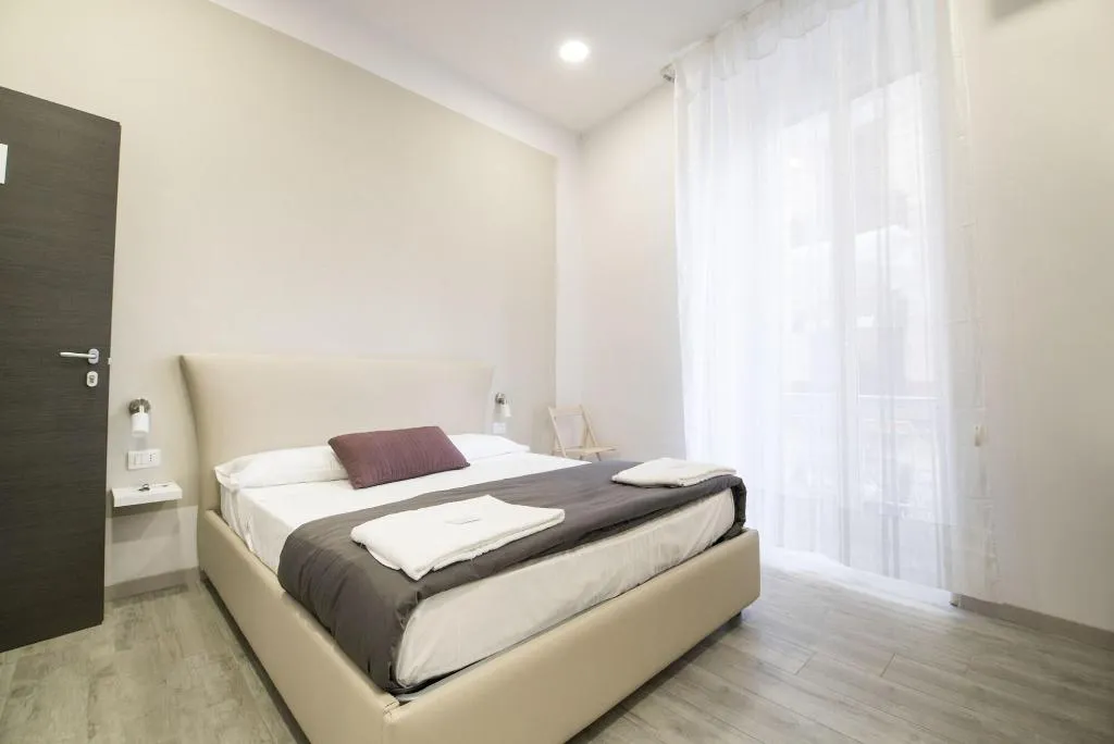 Room, B&B Università, Naples