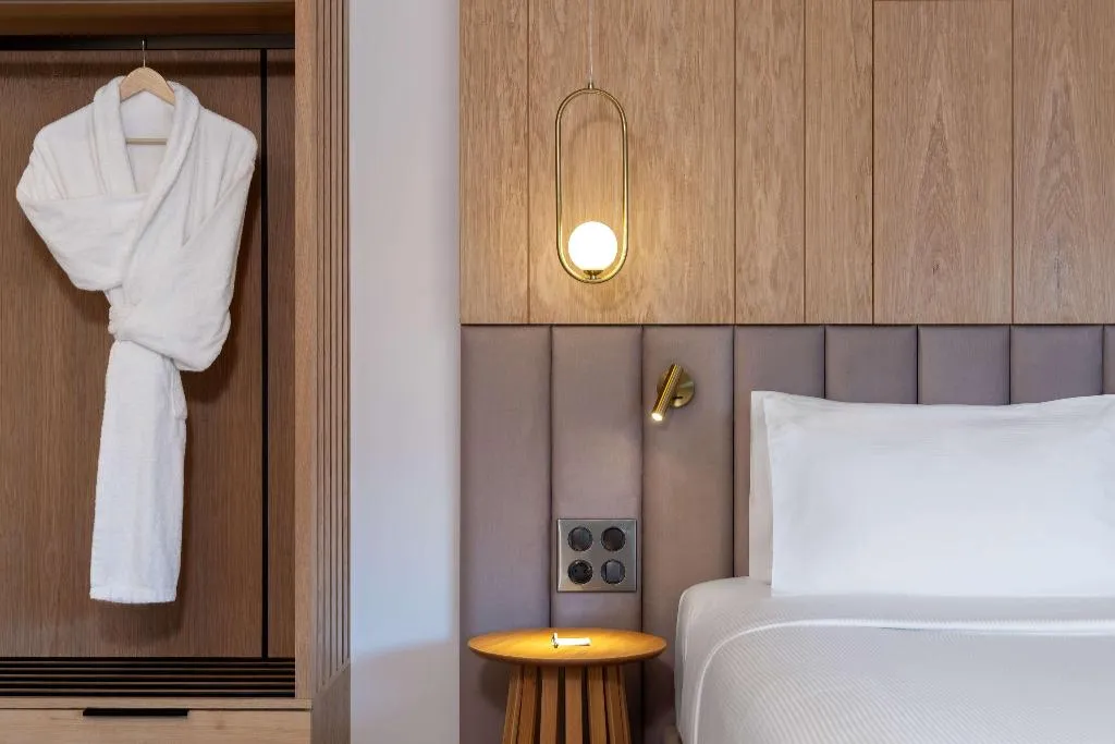 JUNIOR SUITE KING SIZE BED Room, Hilton Garden Inn Athens Syggrou Avenue, Athens