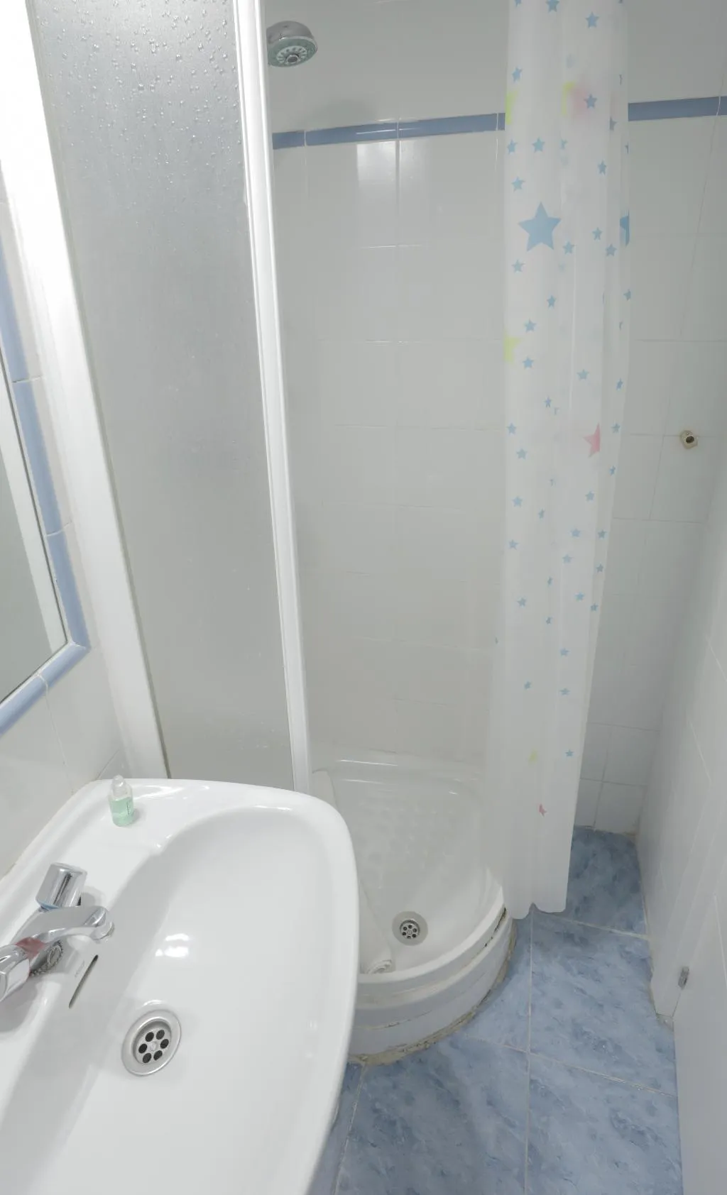 SINGLE WITH SHARED BATHROOM Room, Pensión MYD La Estrella, Madrid