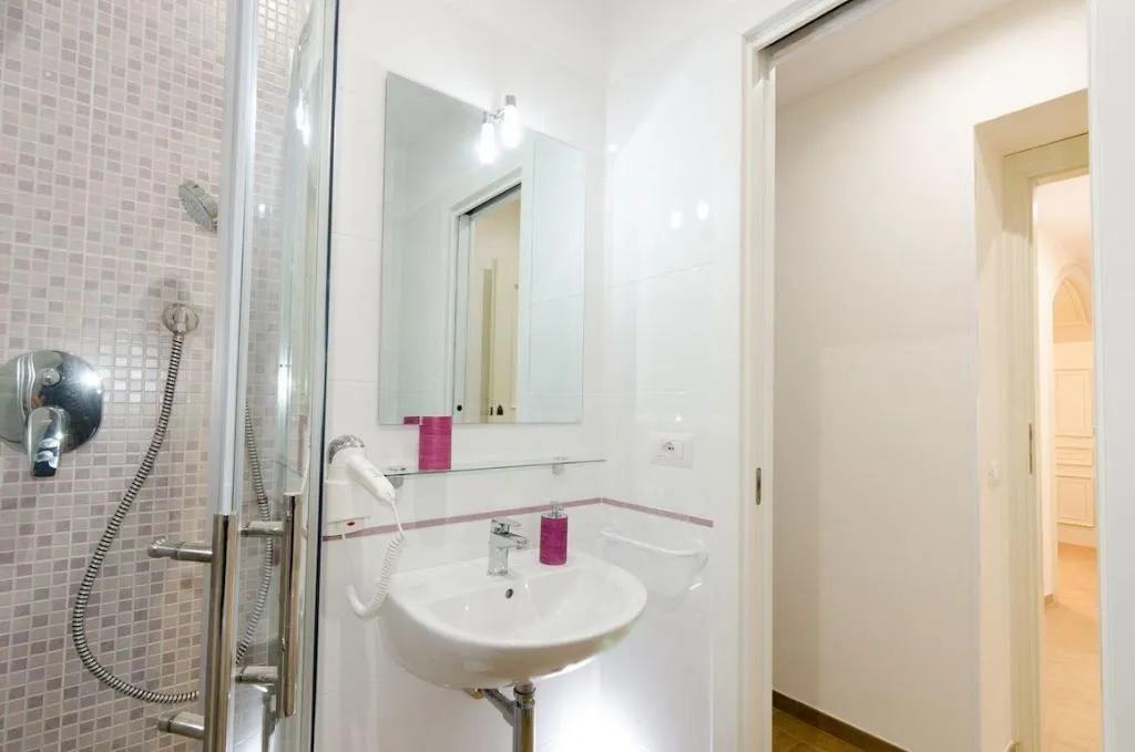Room, Gemme Di Roma, Naples