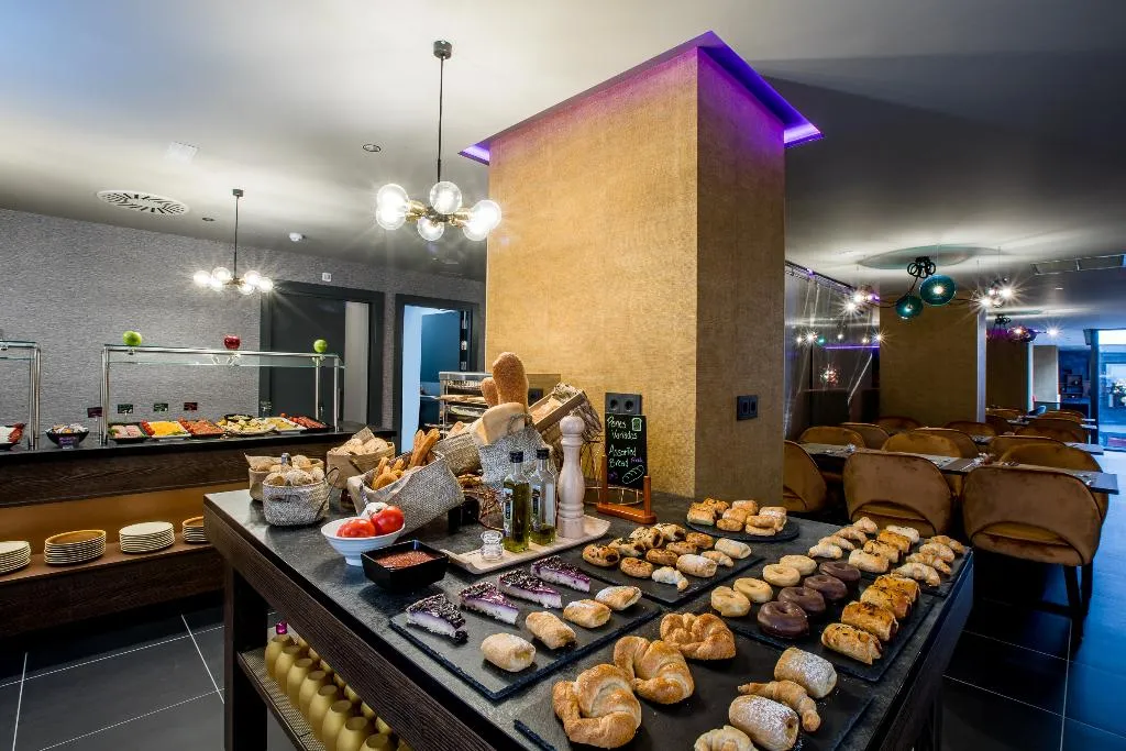 Restaurant, NYX Hotel Madrid by Leonardo Hotels, Madrid
