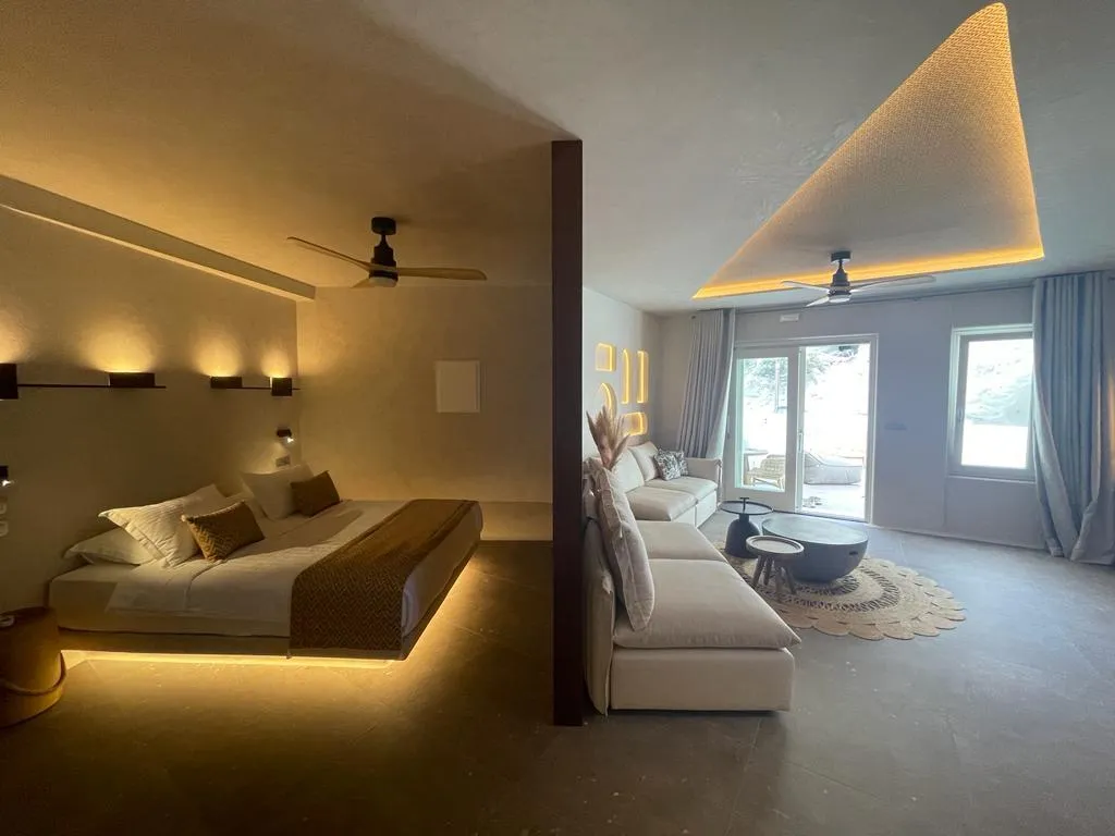 SUITE KING SIZE BED Room, Victoria Caves, Santorini