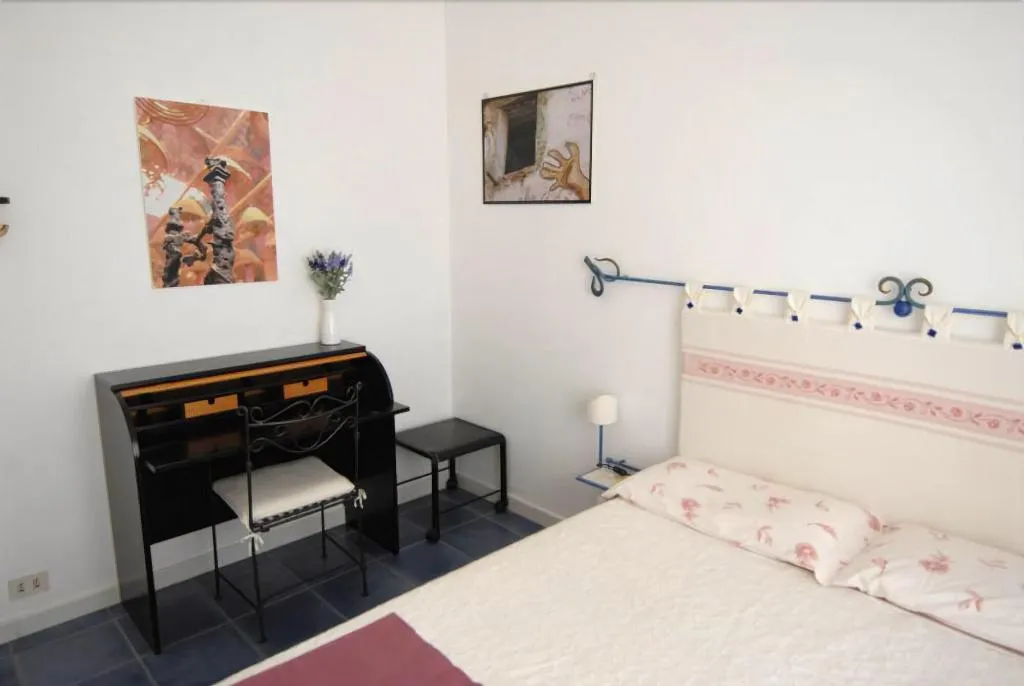 Room, Nughe' e' Oro, Olbia