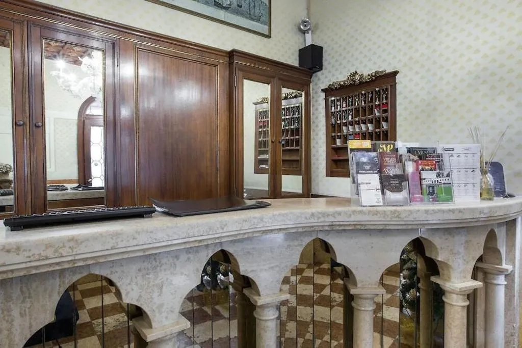 Lobby, Torino, Venice