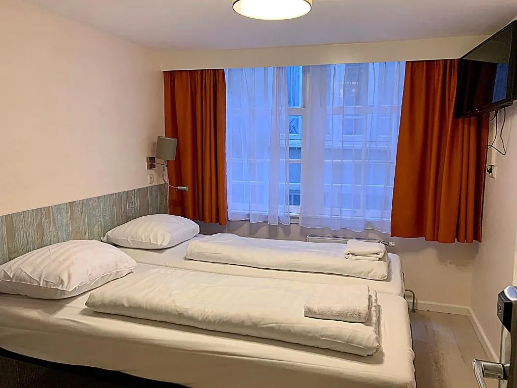 General view, Damrak-Inn, Amsterdam