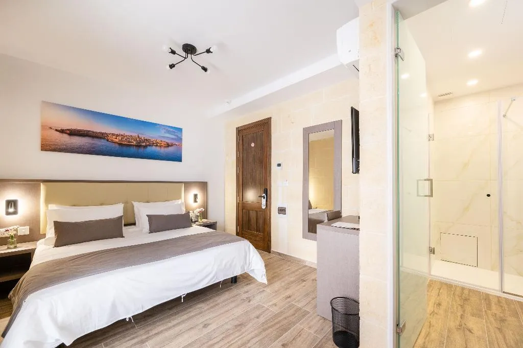 DOUBLE WITH BALCONY Room, C4 Retreats Gozo, Gozo