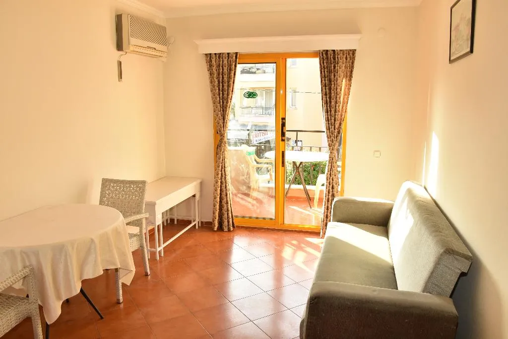 Room, Club Dante, Dalaman