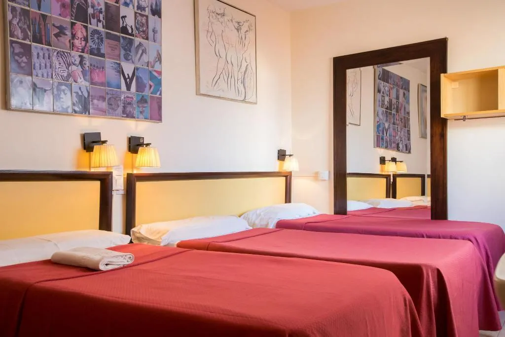 Room, Nuevo Suizo, Seville
