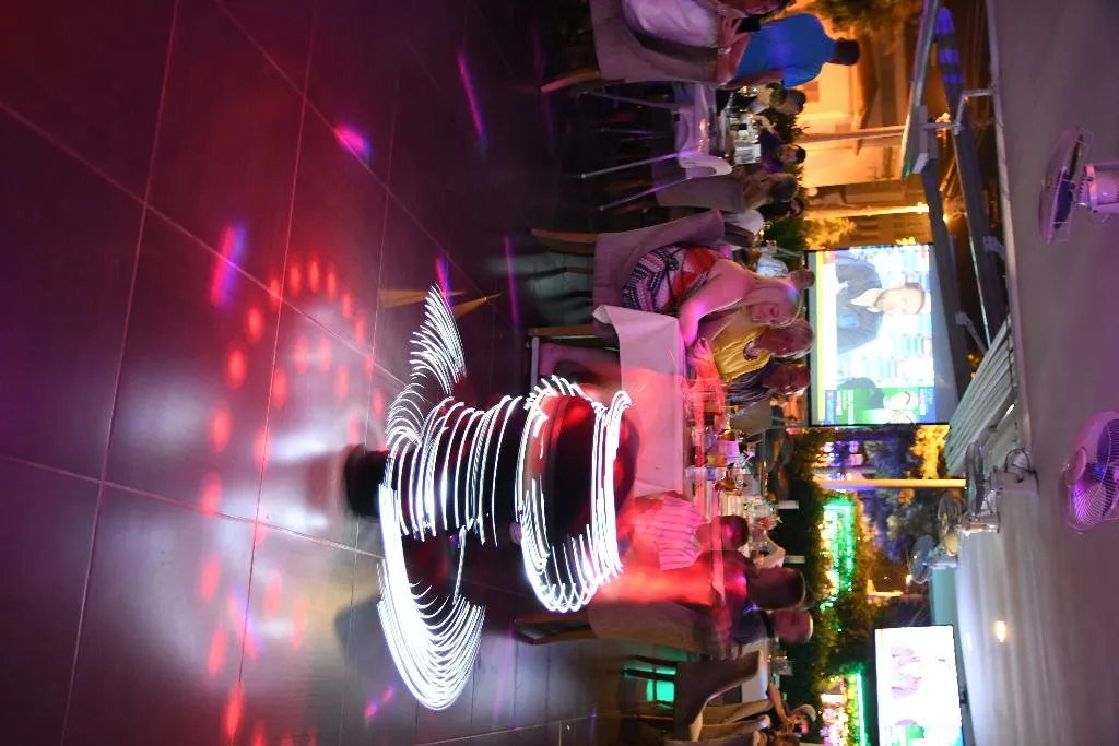Restaurant, Club Dante, Dalaman