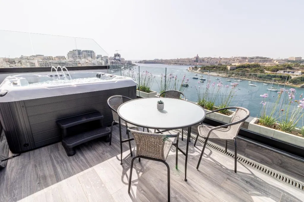 SUITE KING BED WITH JACUZZI Room, The Londoner Hotel Sliema, Malta
