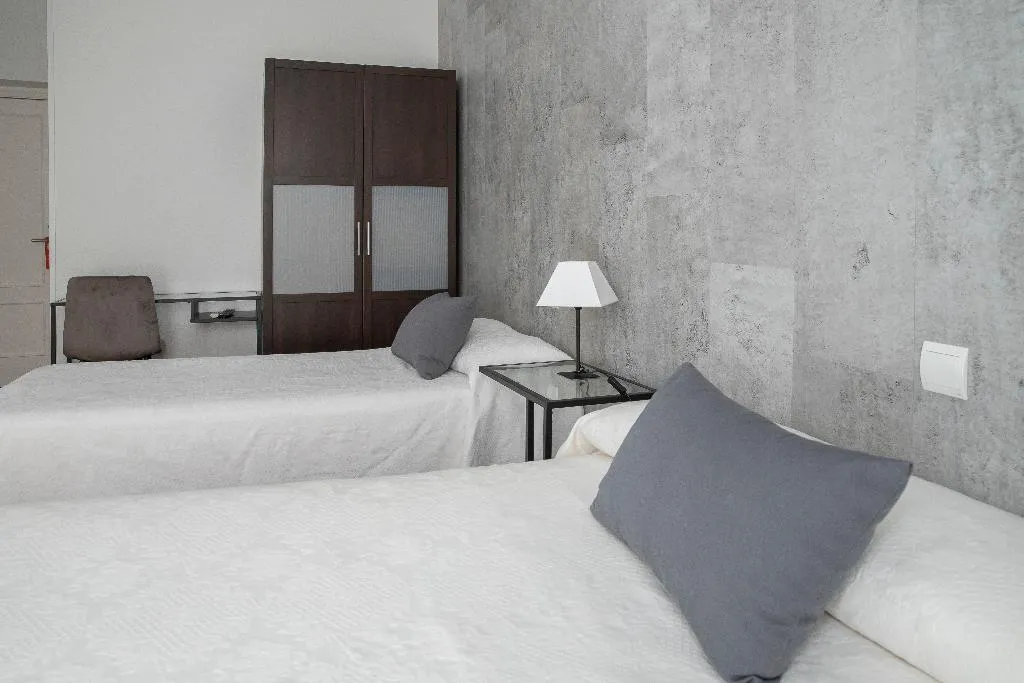 Room, Tokio, Madrid