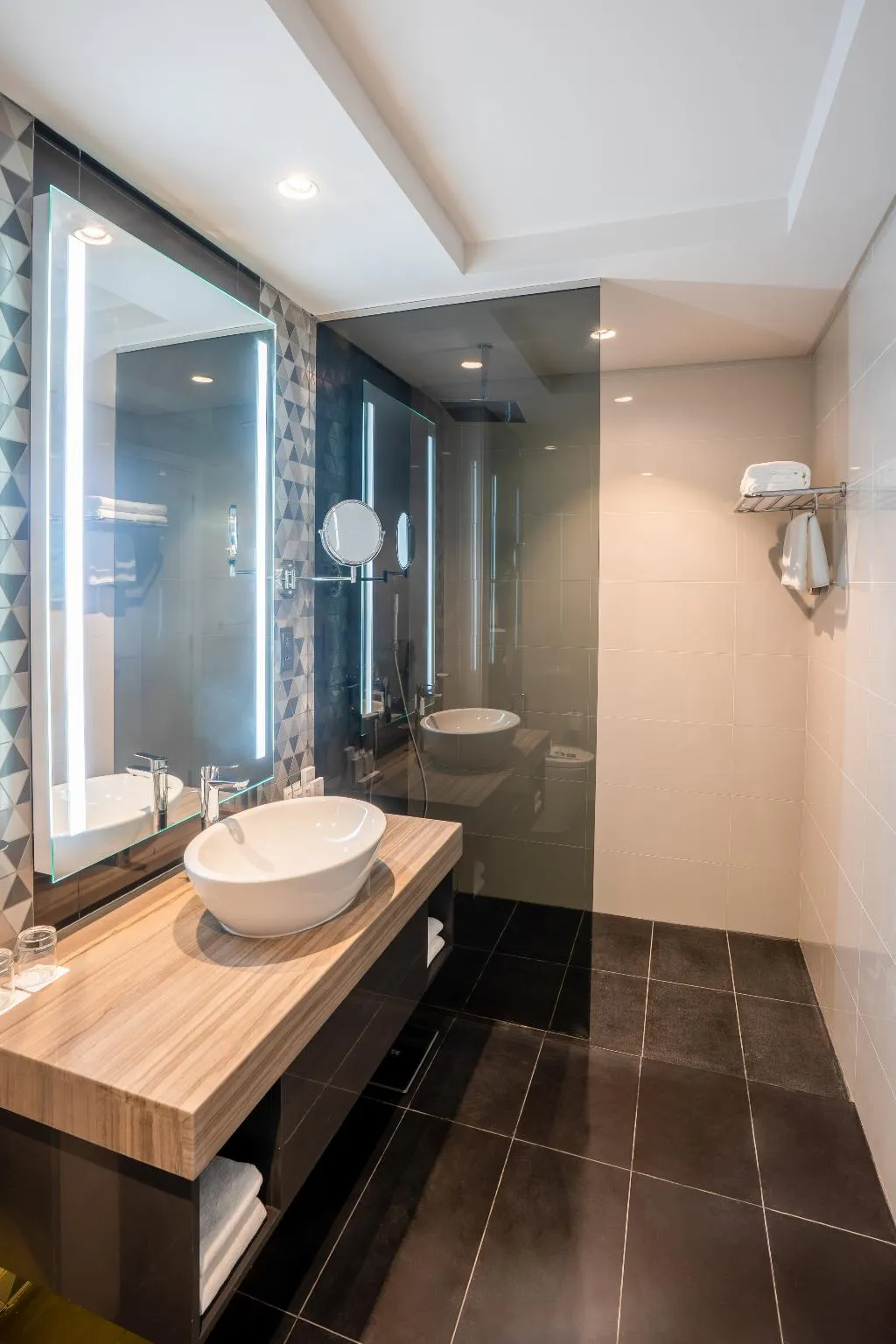 DOUBLE STANDARD Room, Radisson Dubai Damac Hills, Dubai