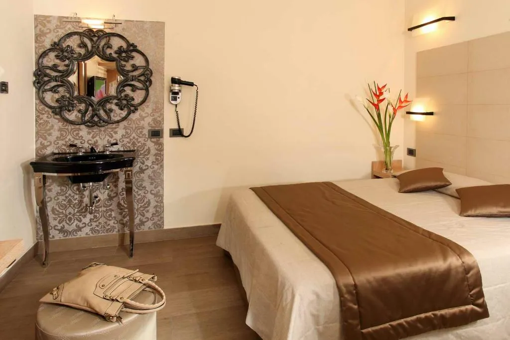DOUBLE ANNEX Room, del Corso, Rome