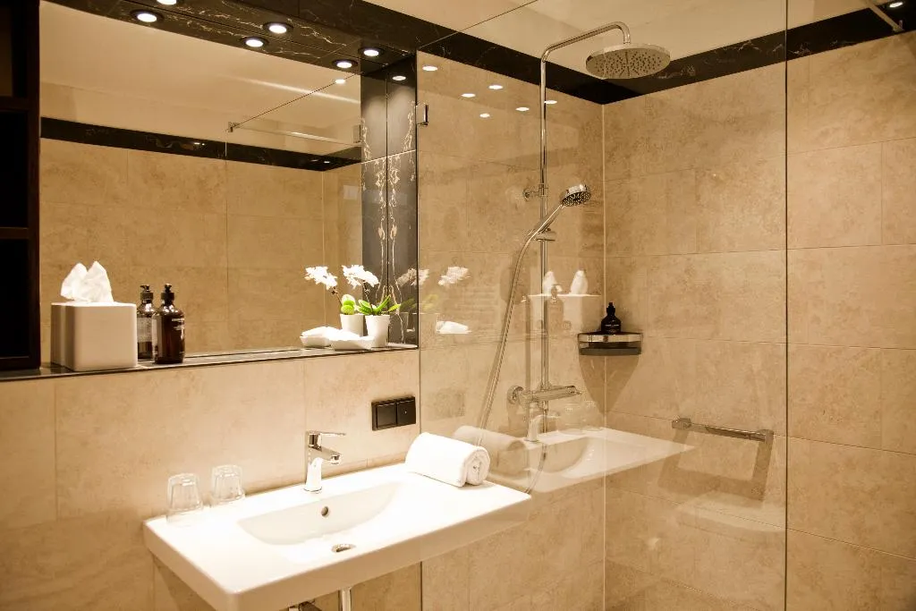 DOUBLE CLASSIC KING BED Room, Gold Palais Hotel, Berlin