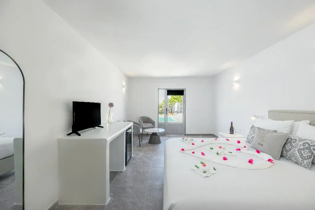 JUNIOR SUITE WITH PRIVATE POOL Room, Thermes Luxury Villas by Mr and Mrs White, Santorini