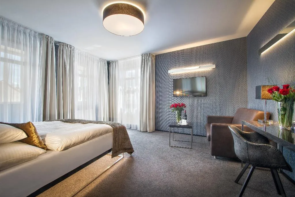 TRIPLE DELUXE Room, Mucha, Prague