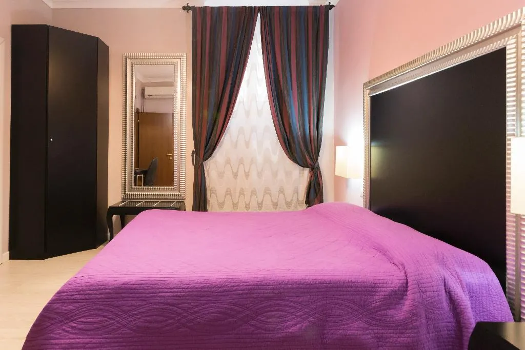 Room, Ai 7 Scalini, Naples