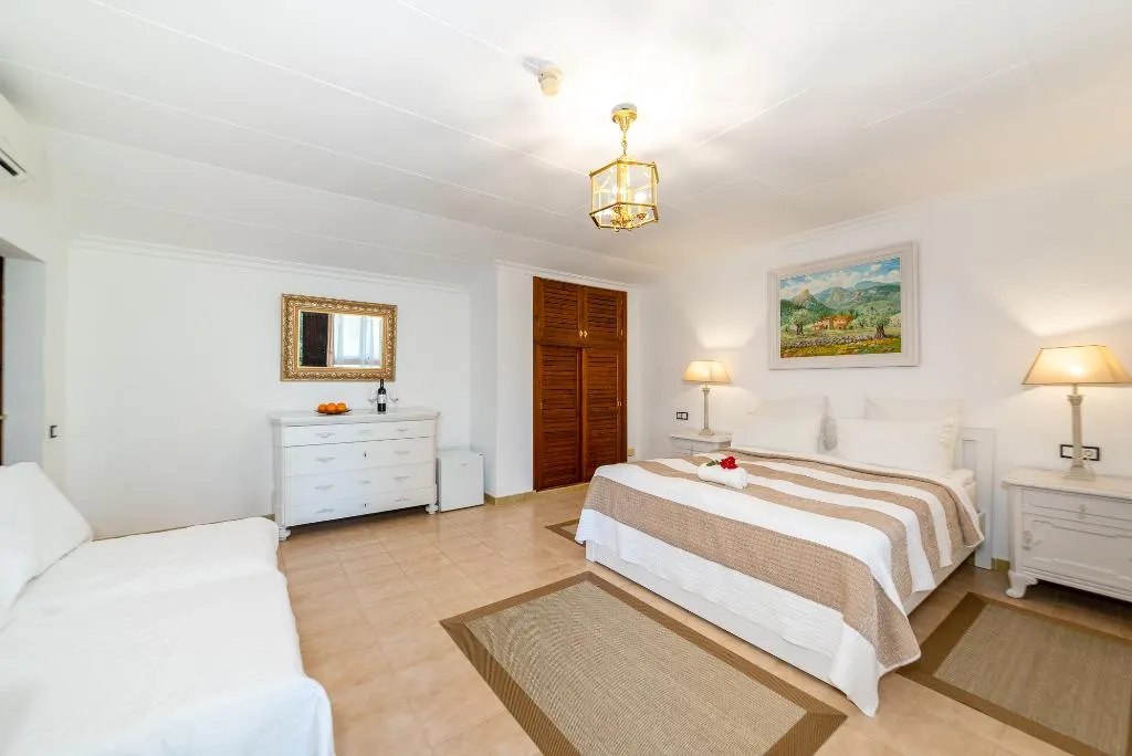 FAMILY ROOM WITH TERRACE Room, Hotel Rural Predio Son Serra, Majorca