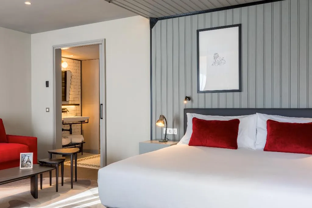 JUNIOR SUITE PREMIUM KING BED Room, Canopy by Hilton Madrid Castellana, Madrid