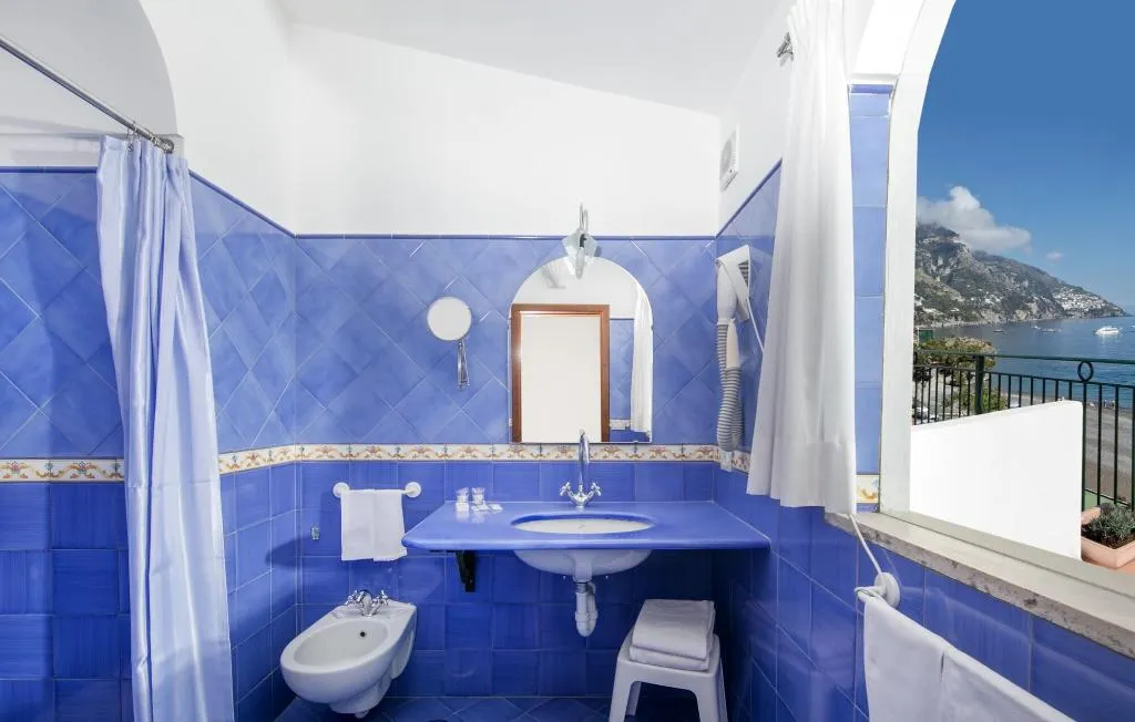 Room, Pupetto, Naples