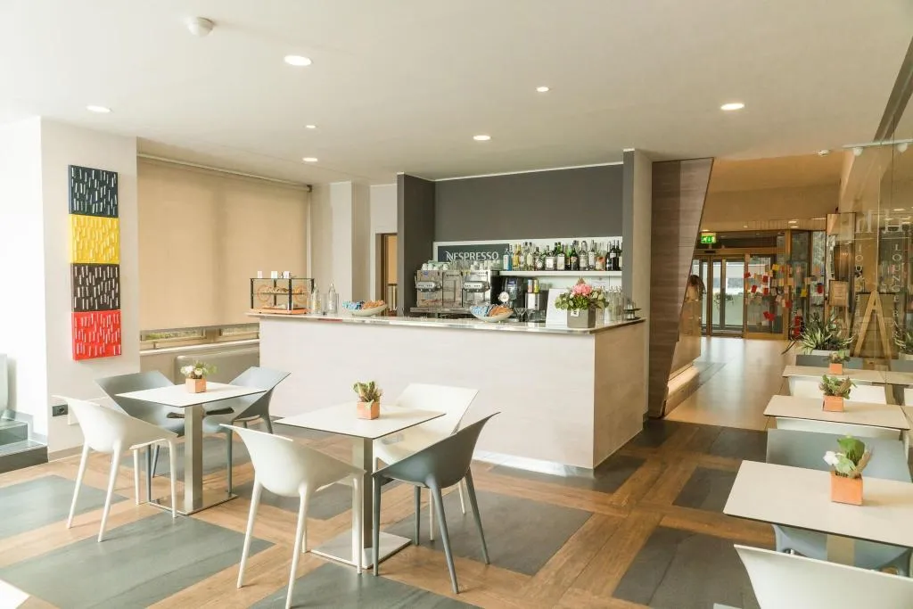 Bar, Helios Hotel and Restaurant, Milan