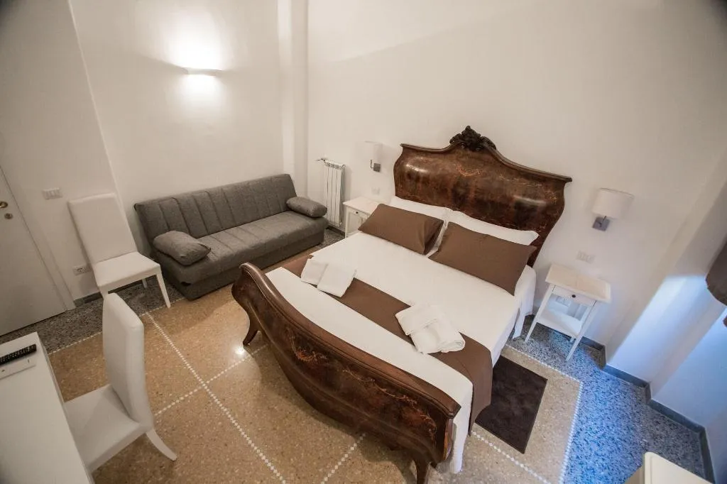 Room, Desiderio Di Roma, Naples