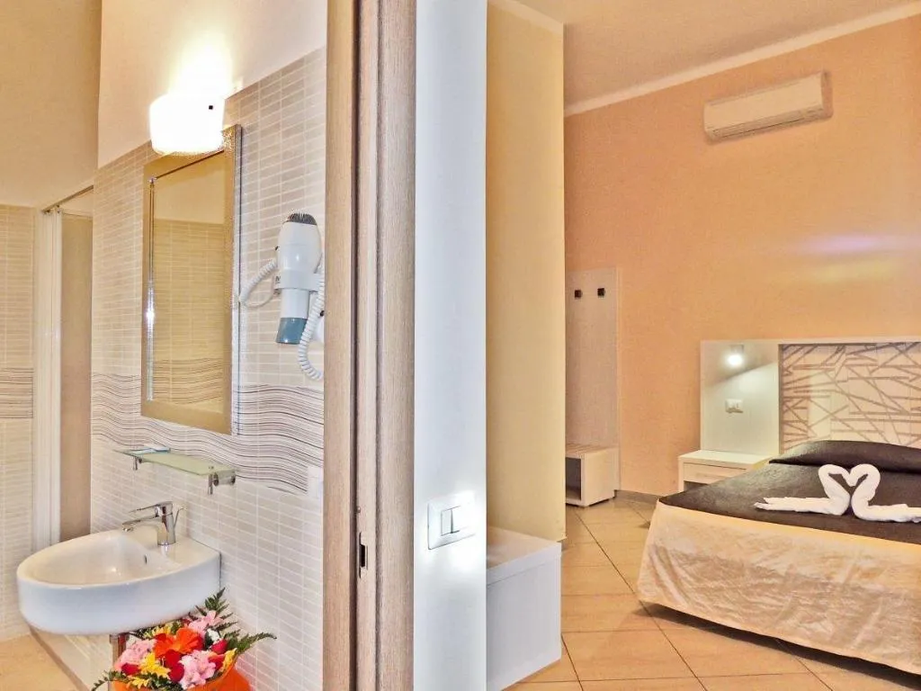 Room, Enrica, Naples