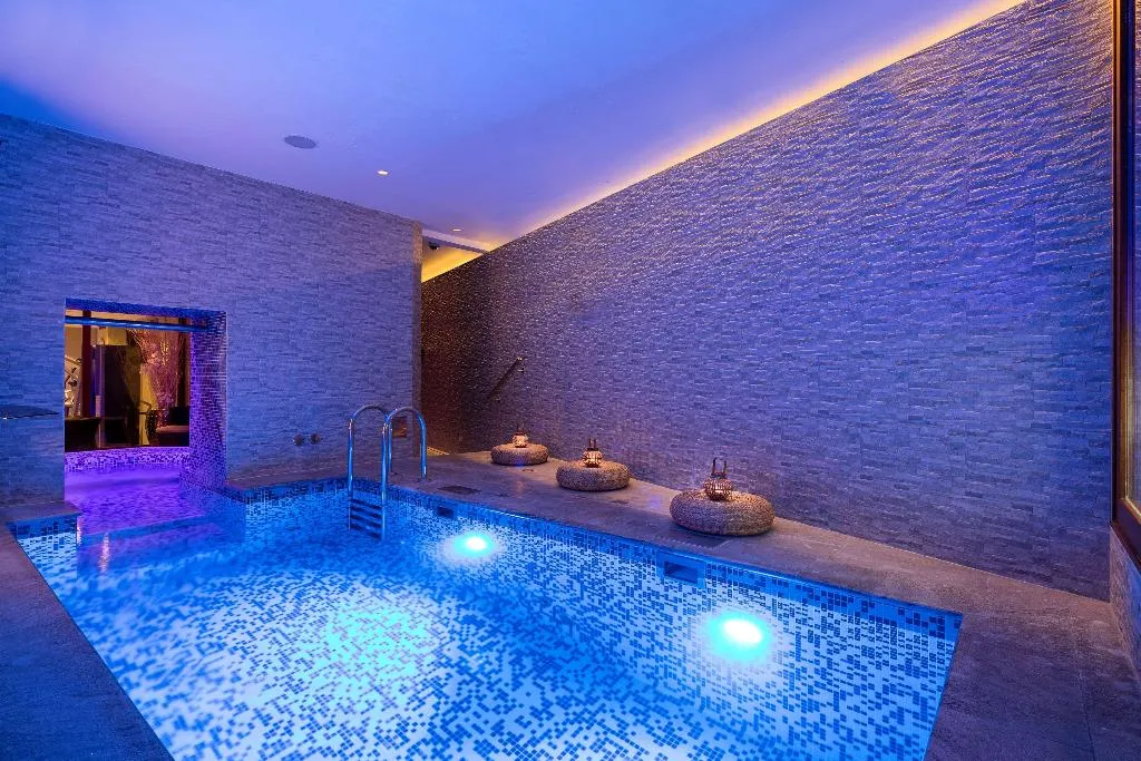 Pool, Kings Court, Prague