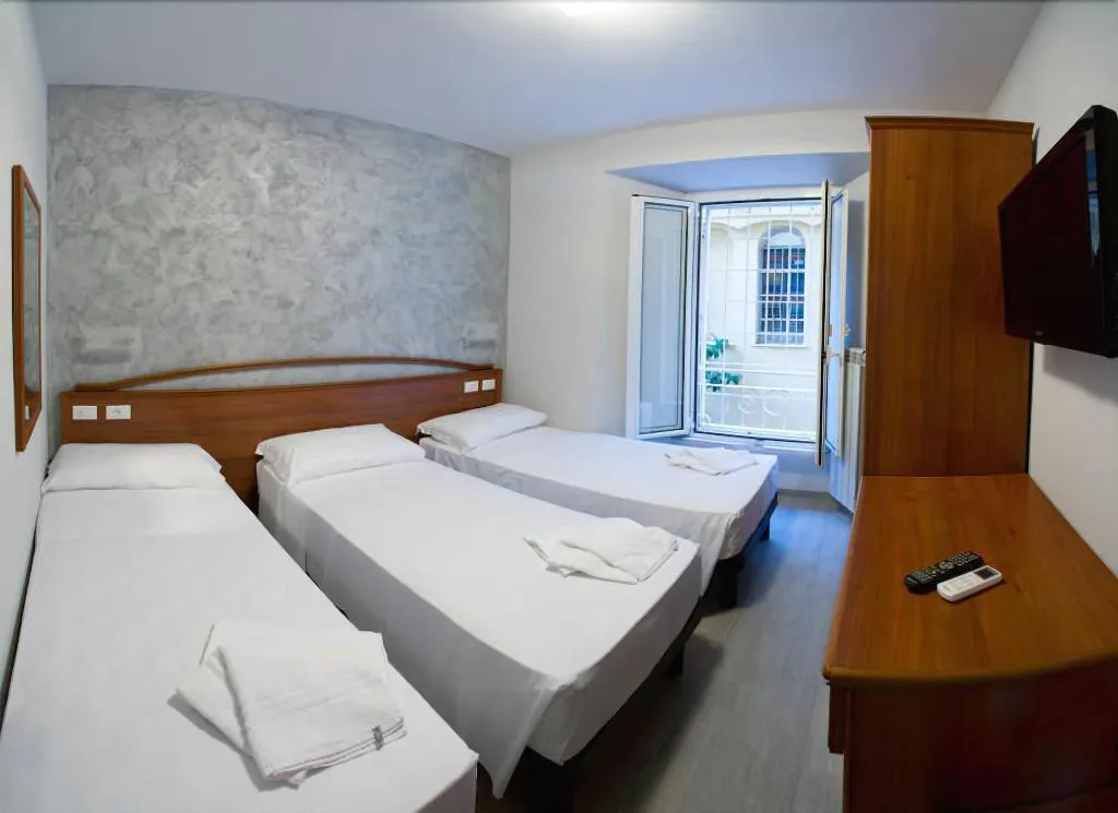 Room, A Casa Nostra, Naples