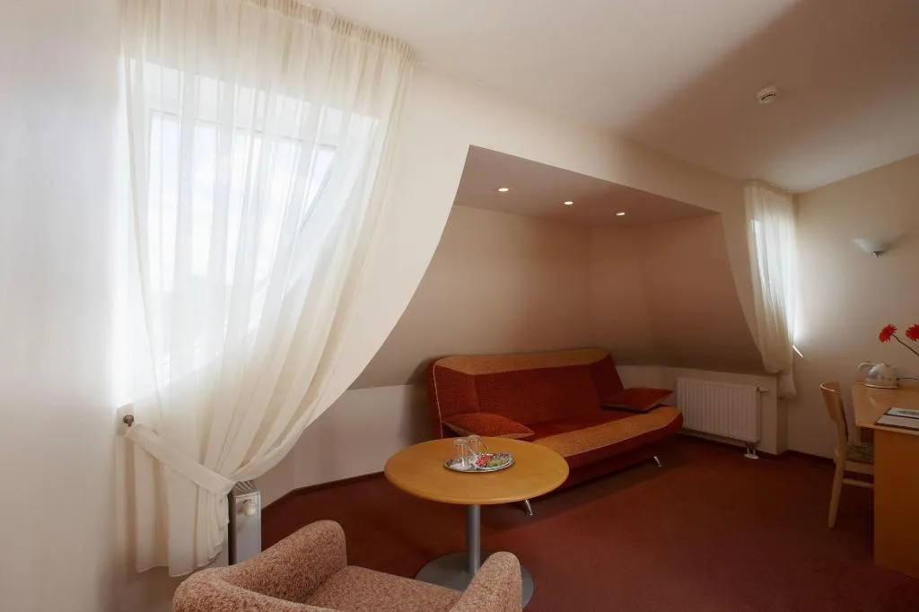 Room, Edvards, Riga