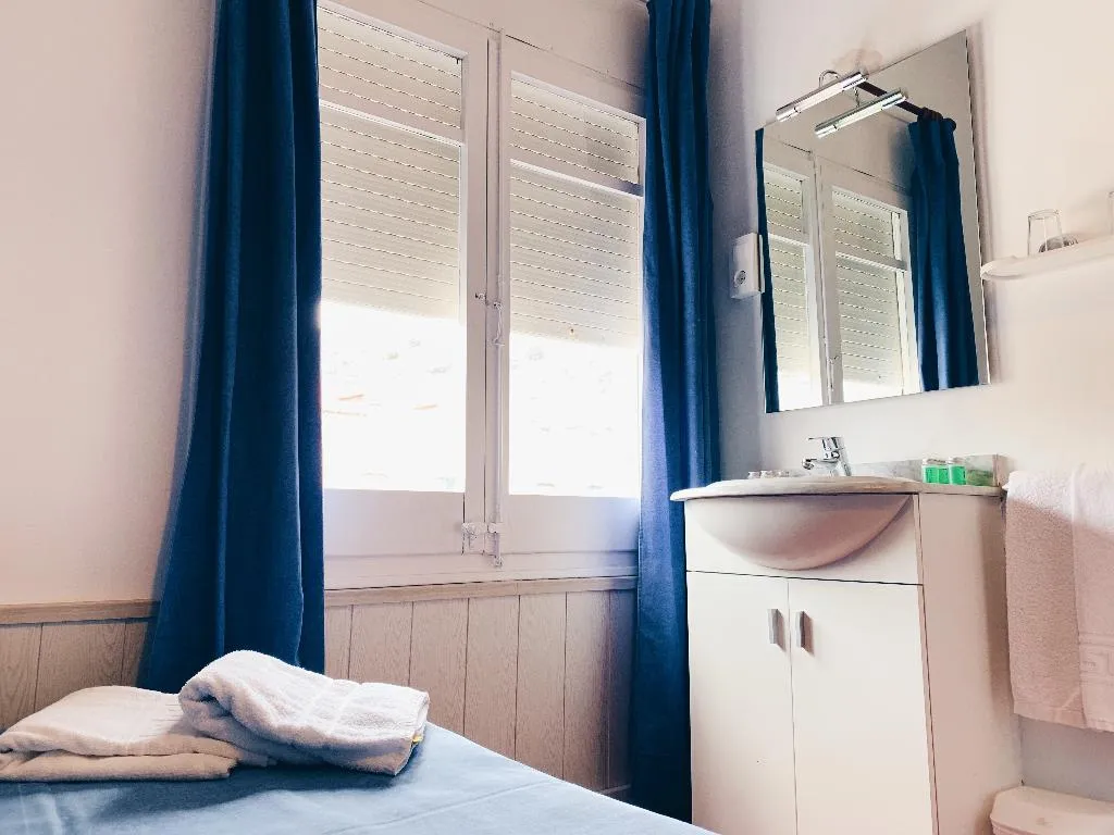 TRIPLE WITH SHARED BATHROOM Room, Hostal Portbou, Costa Brava