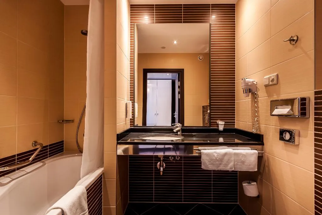 Double or Twin STANDARD Room, Qubus Hotel Krakow, Krakow