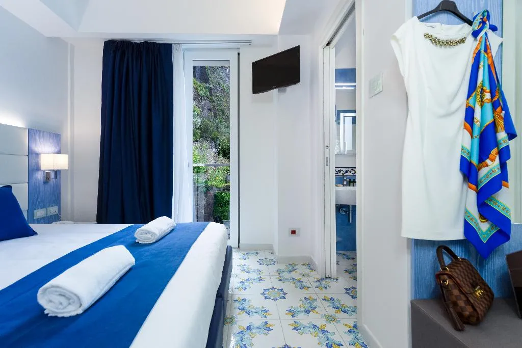 Double or Twin ONE BEDROOM ONE BATHROOM Room, Giosue' a Mare, Naples