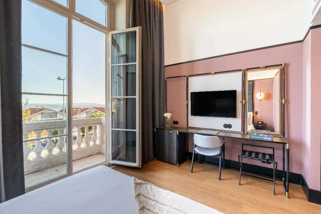 DOUBLE RIVER VIEW Room, The Editory Riverside Santa Apolonia Hotel, Lisbon