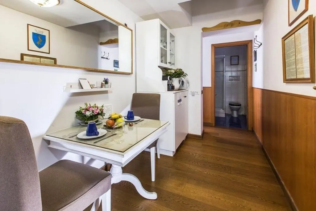 Room, Pettinary Village, Rome